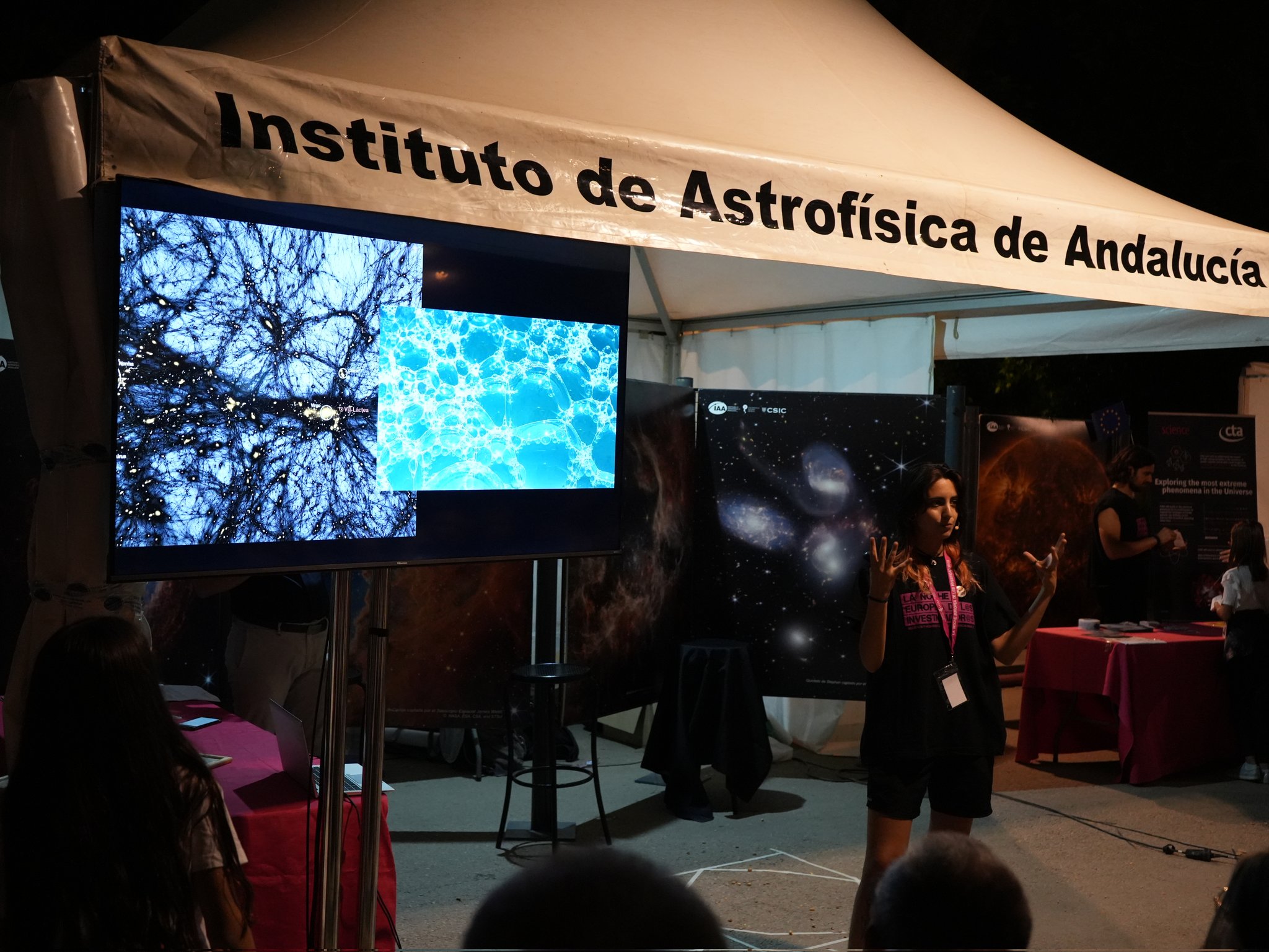 Foto mía dando una charla sobre estructura a gran escala en la noche europea de los invectigadores 2023.